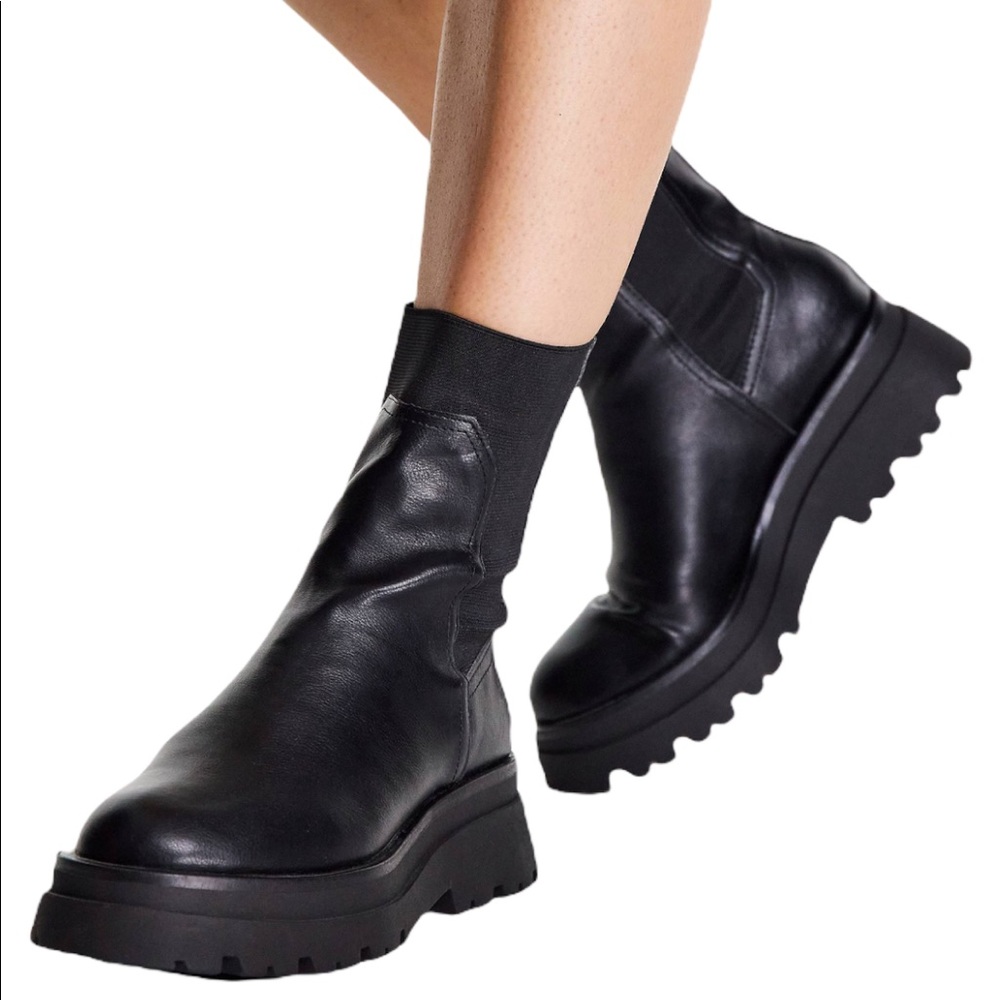NWT Stradivarius Chunky Sole Chelsea Boots in Black
